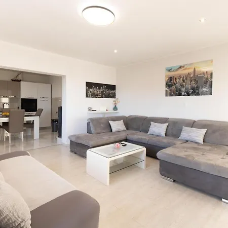 Lovely In Tatil Evi Makarska