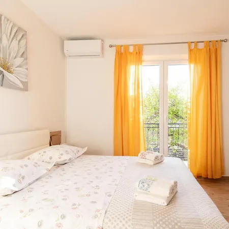 Lovely In Tatil Evi Makarska